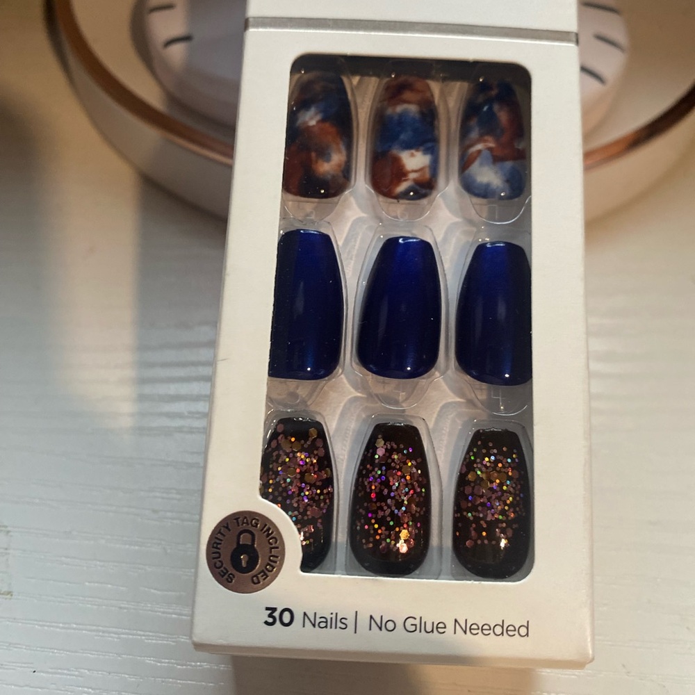 Press on nails